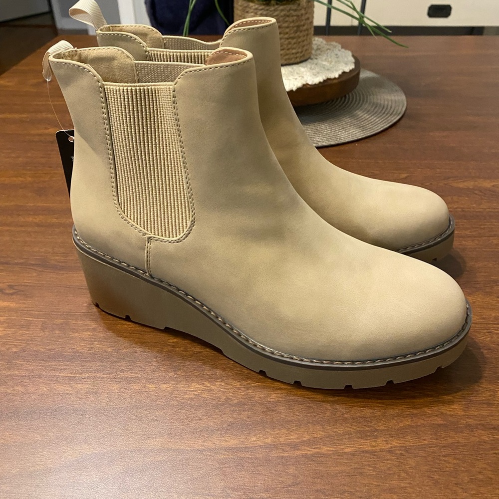 Athlefit Women's Chelsea Wedge Boots size 8.5